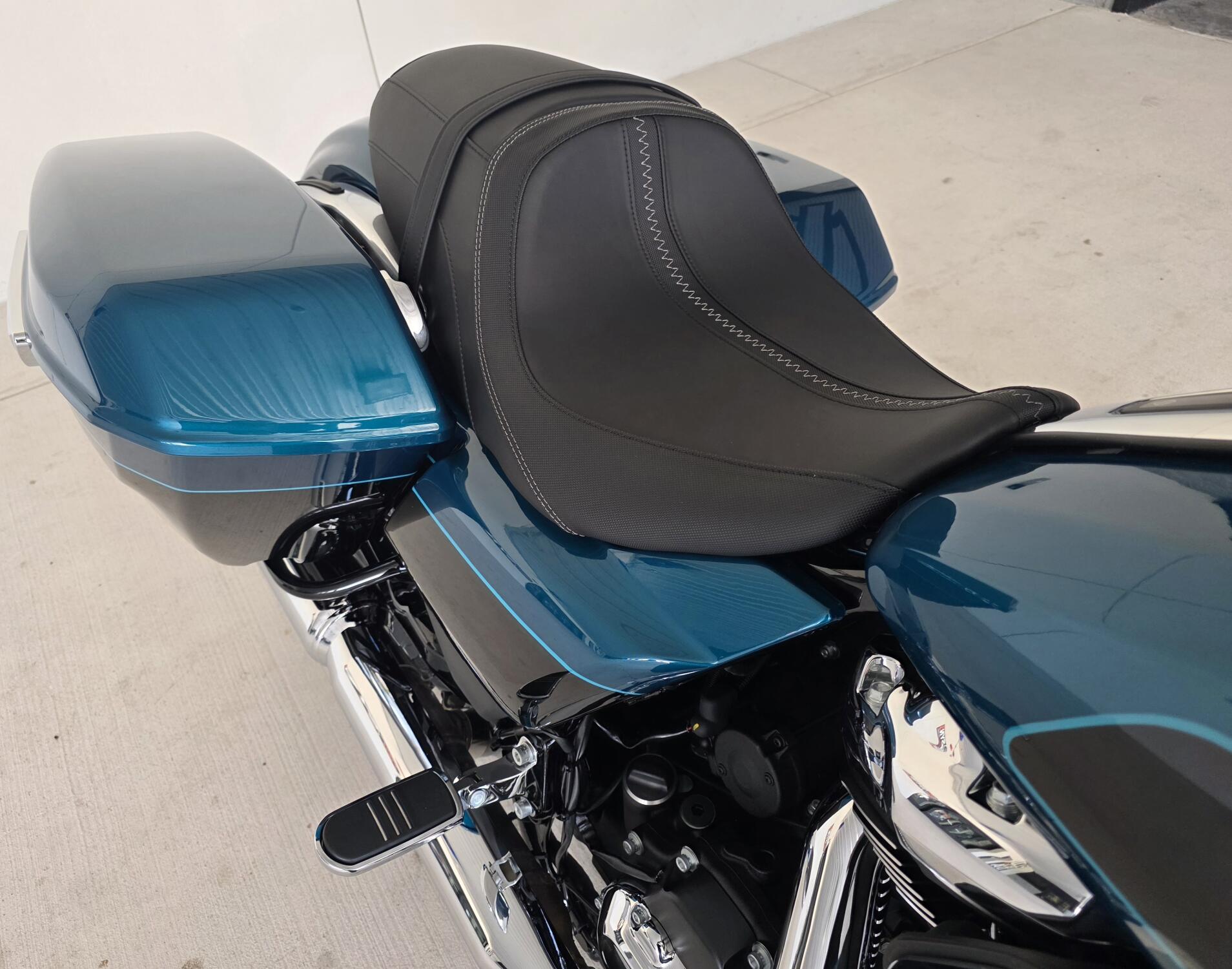 2026 Harley-Davidson® Road Glide® Teal Thunder / Vivid Black Chrome Trim, photo 6