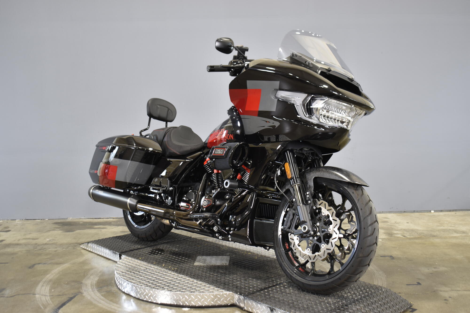 2025 Harley-Davidson® CVO™ Road Glide® ST FLTRXSTSE, photo 2
