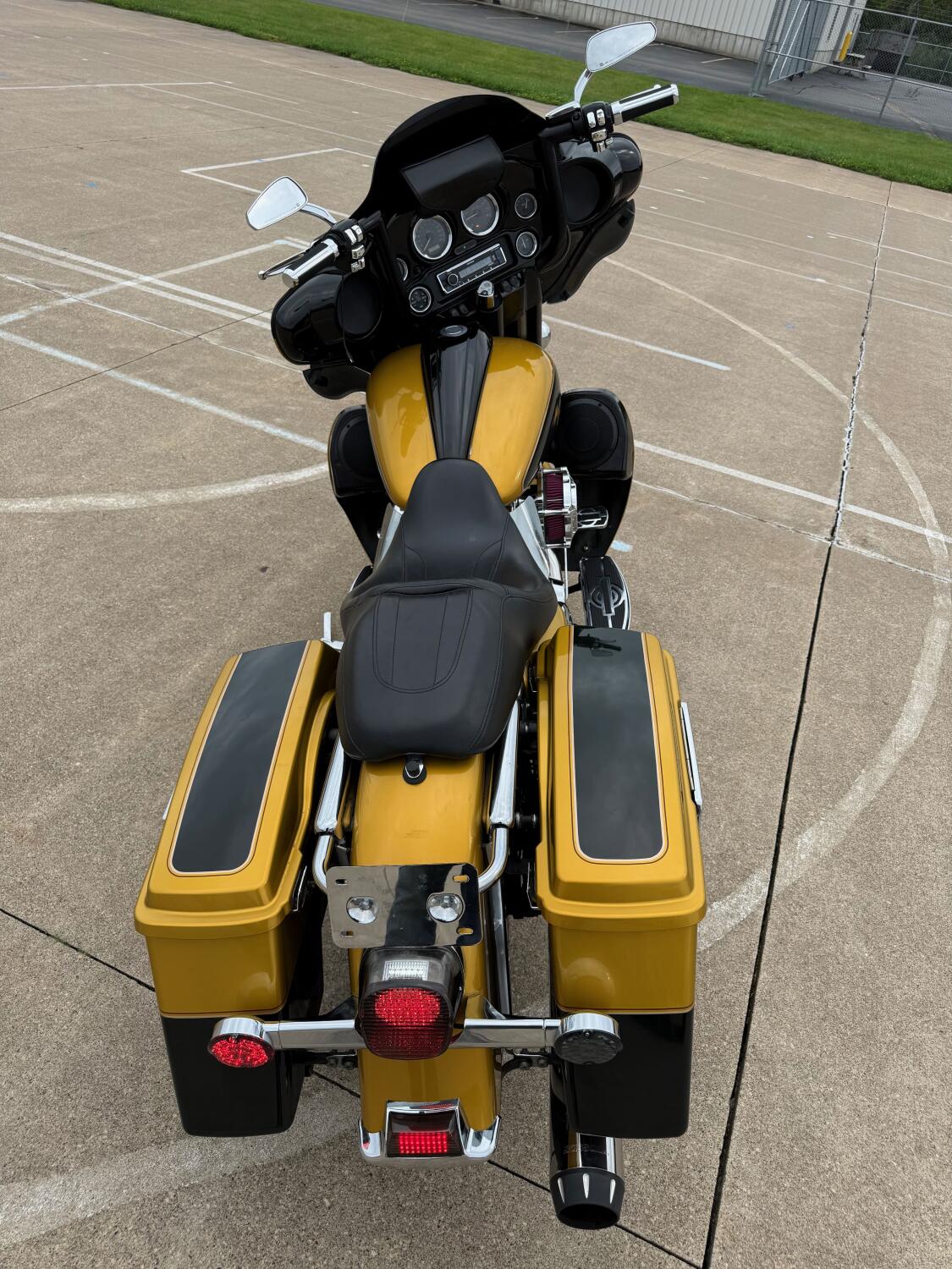 2008 Harley-Davidson® Electra Glide® Ultra Classic® Golden Glow/Black Glow11, photo 6