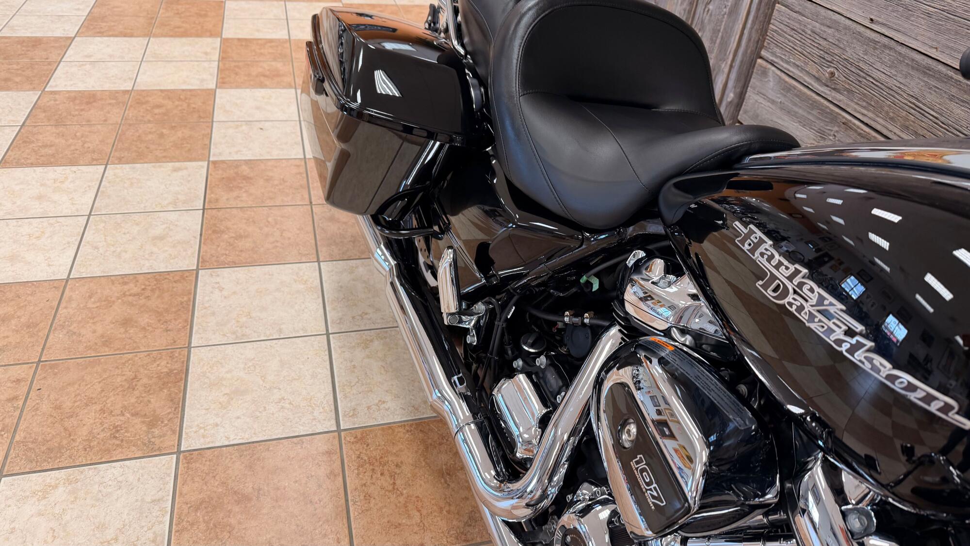 2017 Harley-Davidson® Street Glide® Special Vivid Black, photo 4