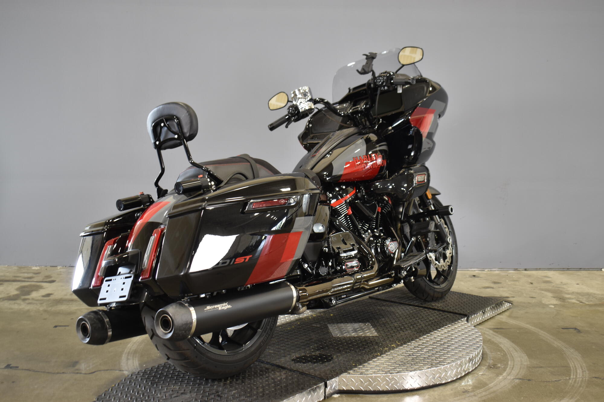 2025 Harley-Davidson® CVO™ Road Glide® ST FLTRXSTSE, photo 9