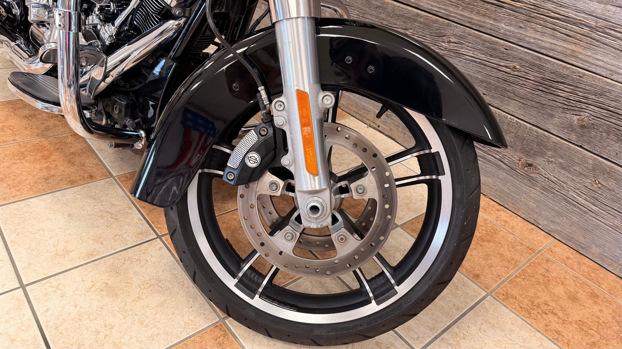 2017 Harley-Davidson® Street Glide® Special Vivid Black, photo 3