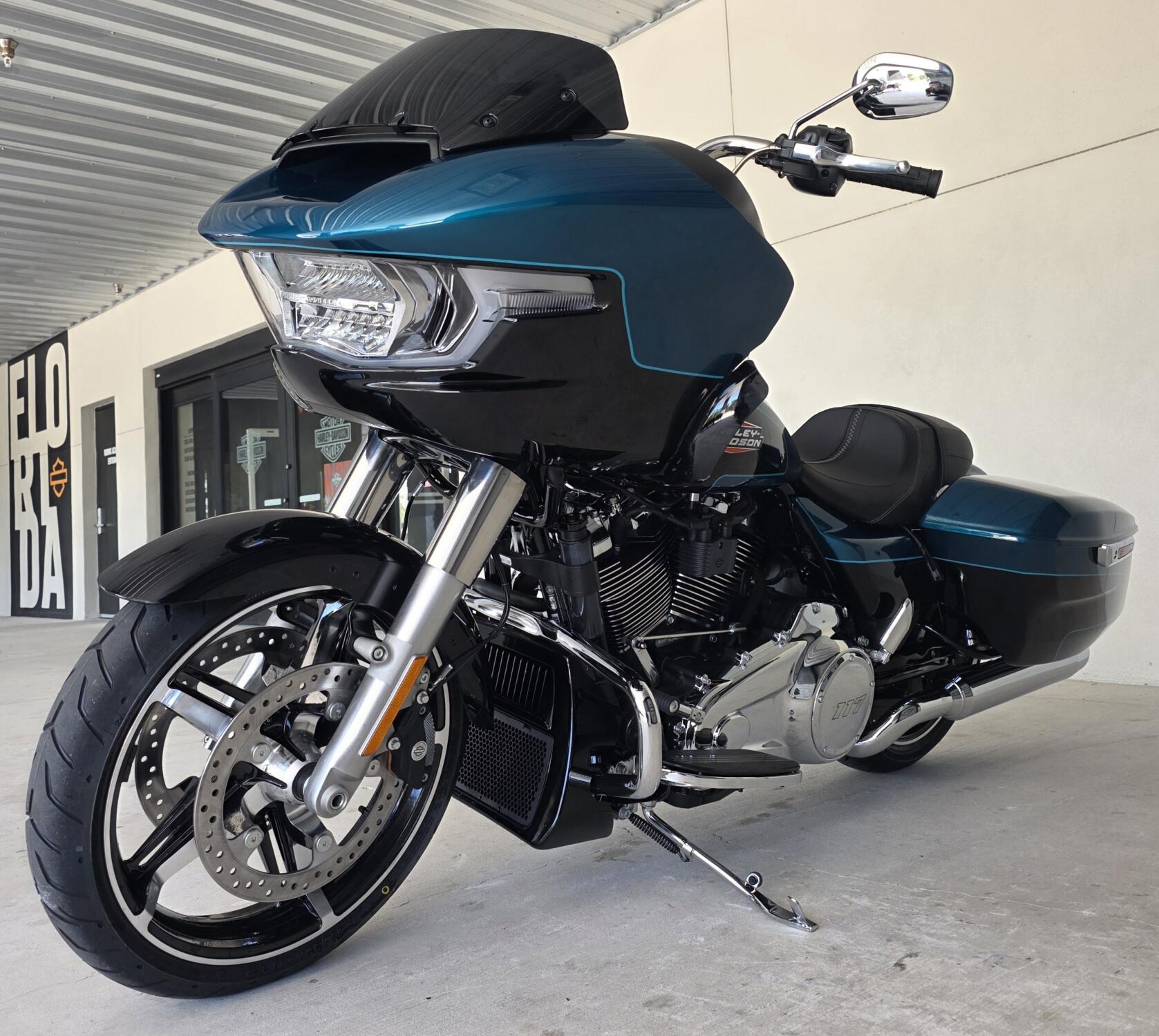 2026 Harley-Davidson® Road Glide® Teal Thunder / Vivid Black Chrome Trim, photo 10