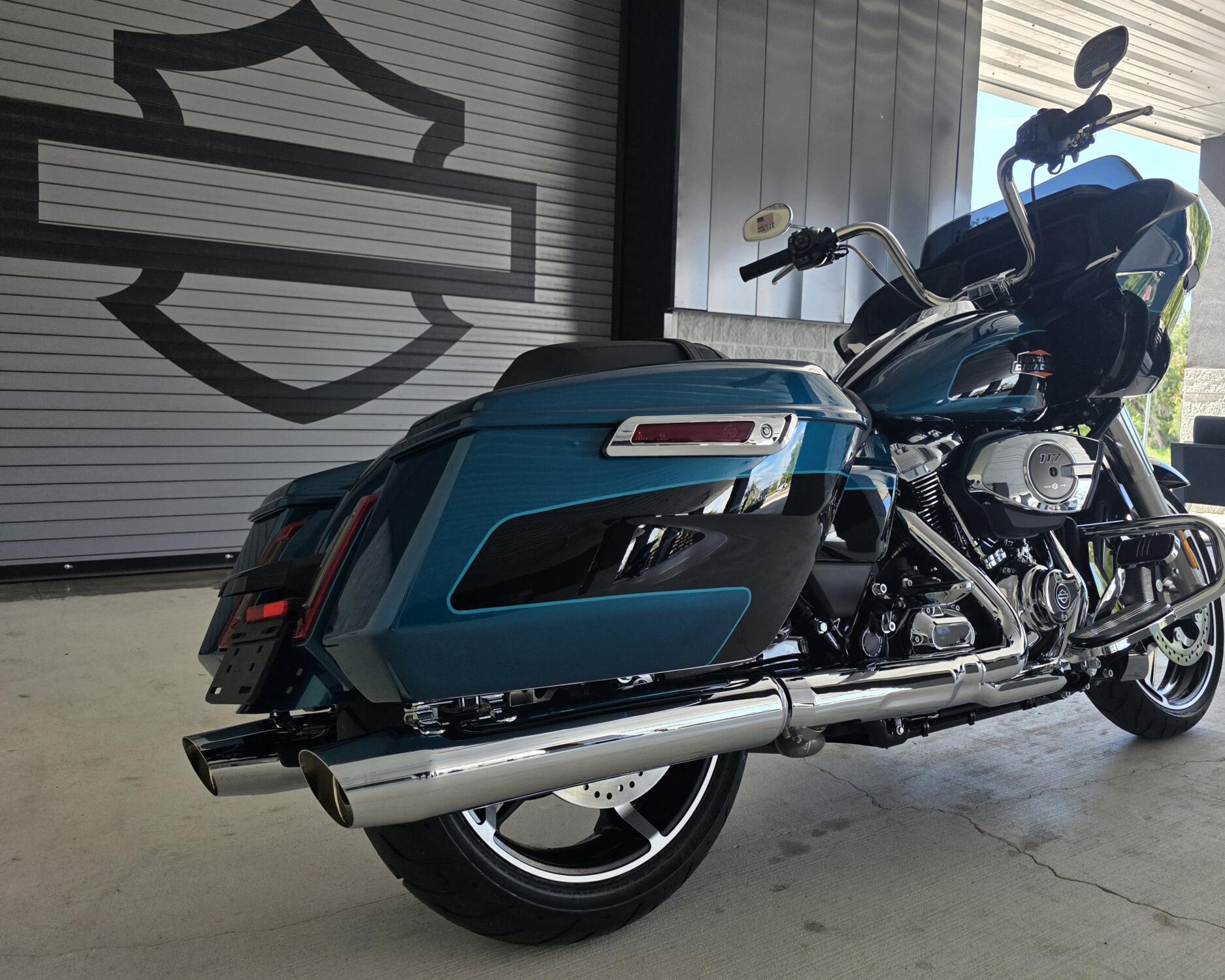 2026 Harley-Davidson® Road Glide® Teal Thunder / Vivid Black Chrome Trim, photo 8
