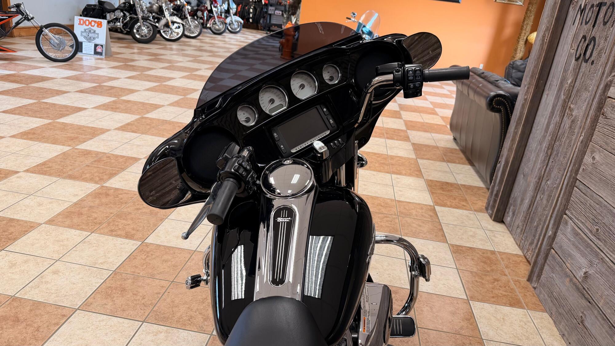 2017 Harley-Davidson® Street Glide® Special Vivid Black, photo 12