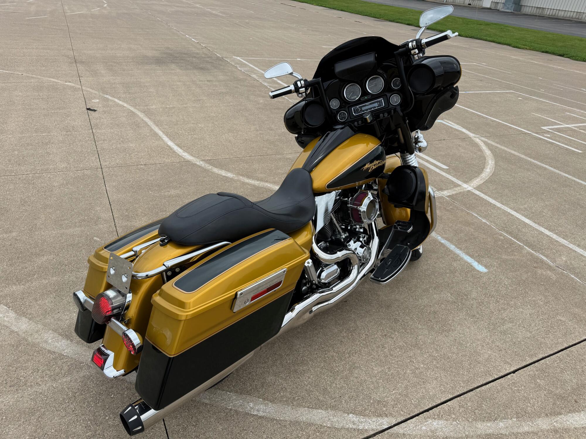 2008 Harley-Davidson® Electra Glide® Ultra Classic® Golden Glow/Black Glow11, photo 7