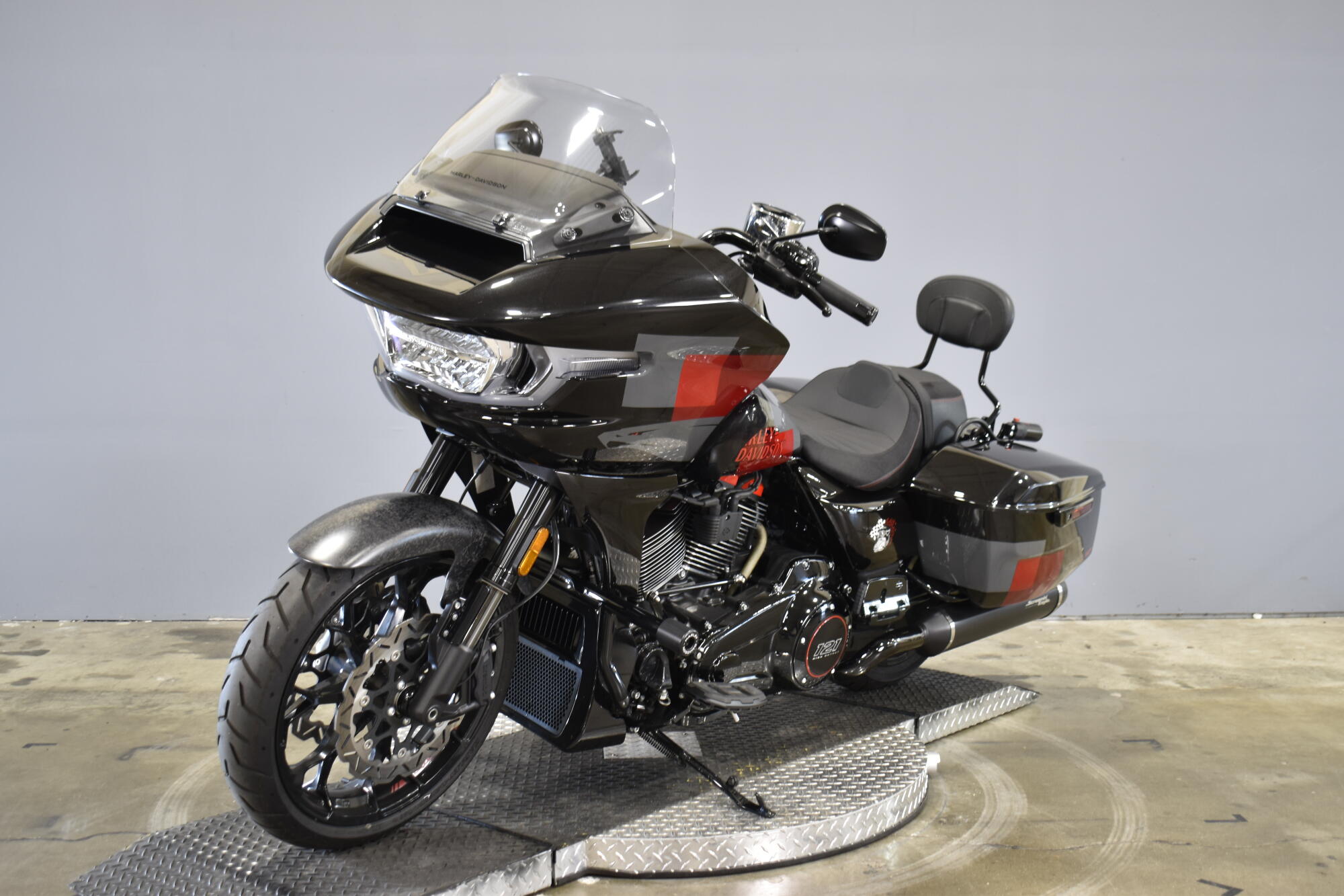 2025 Harley-Davidson® CVO™ Road Glide® ST FLTRXSTSE, photo 4