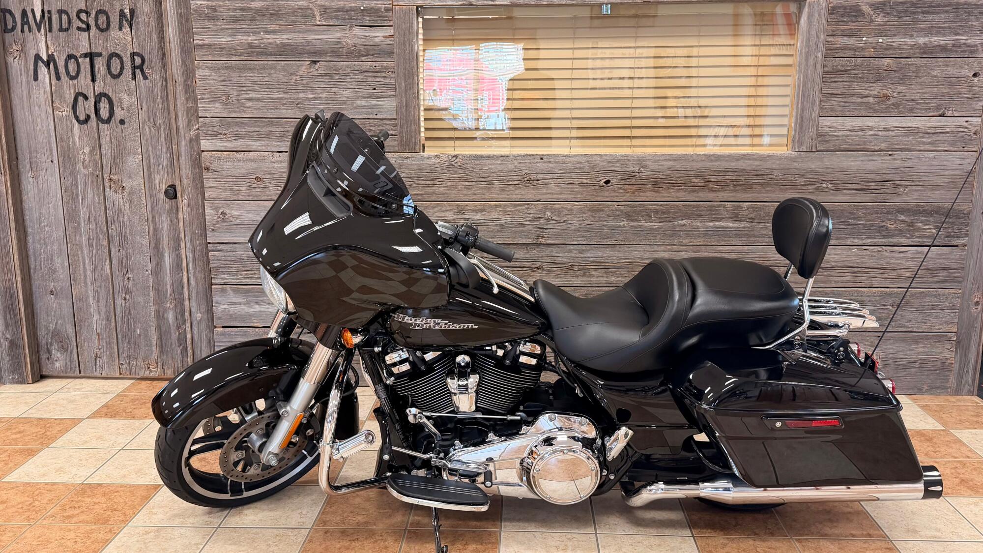 2017 Harley-Davidson® Street Glide® Special Vivid Black, photo 9