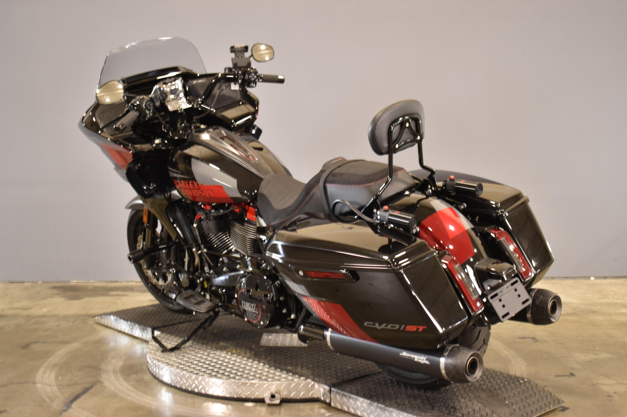 2025 Harley-Davidson® CVO™ Road Glide® ST FLTRXSTSE, photo 6