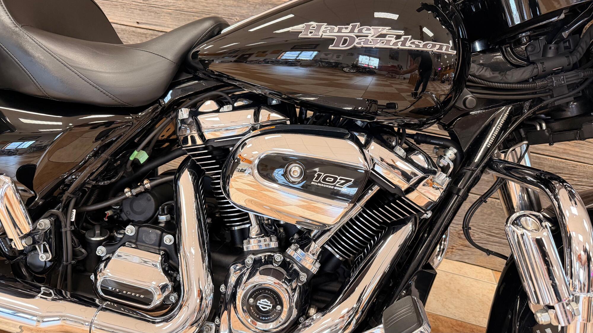 2017 Harley-Davidson® Street Glide® Special Vivid Black, photo 2