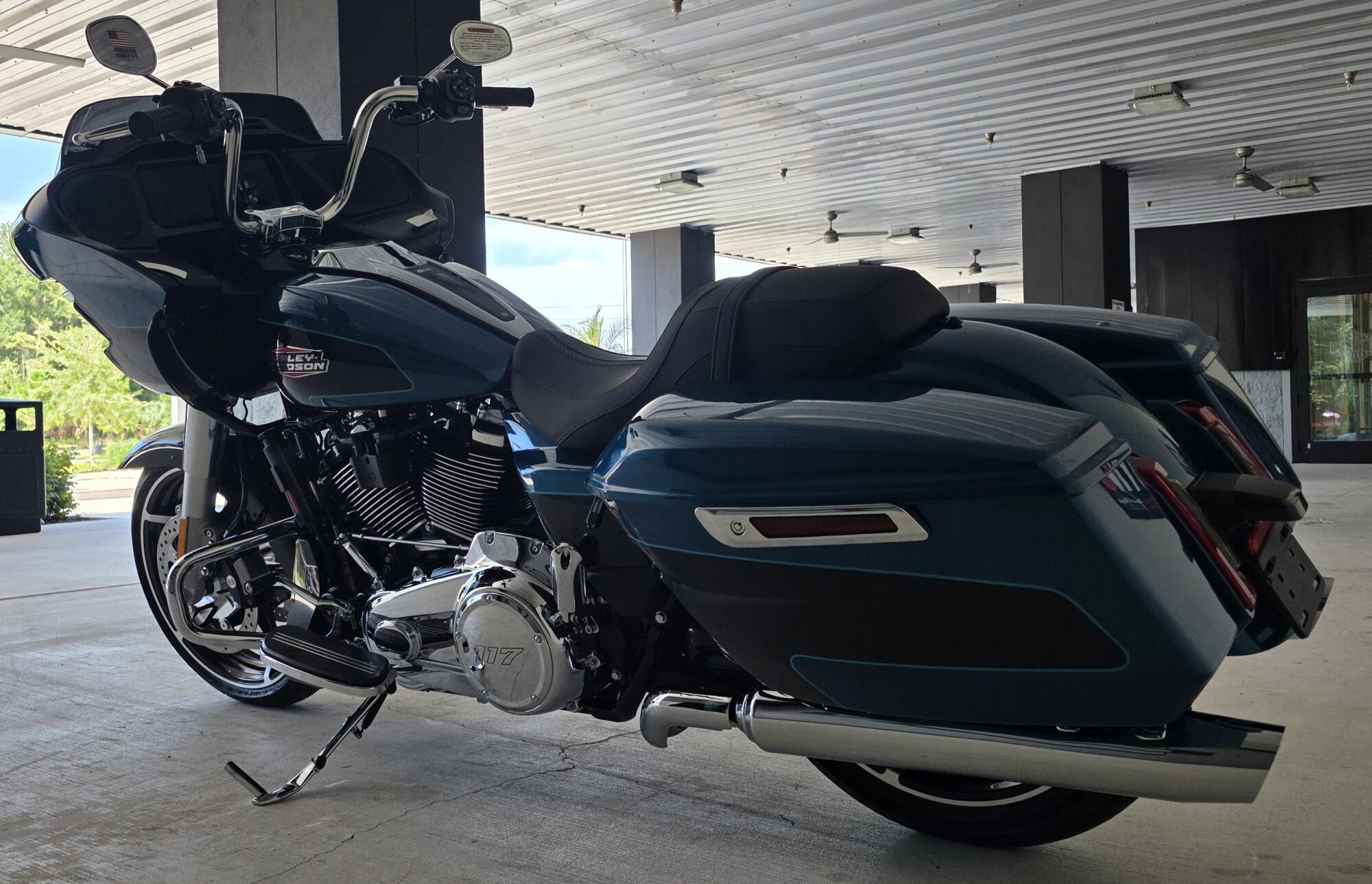 2026 Harley-Davidson® Road Glide® Teal Thunder / Vivid Black Chrome Trim, photo 9