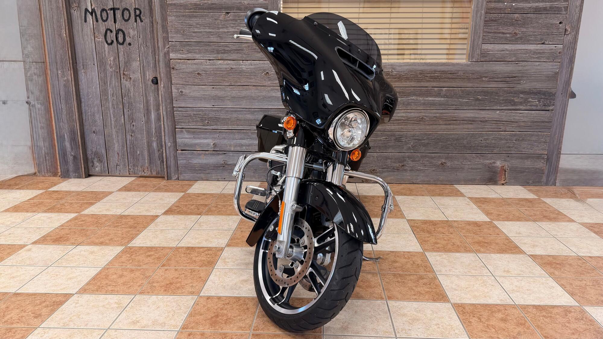 2017 Harley-Davidson® Street Glide® Special Vivid Black, photo 7