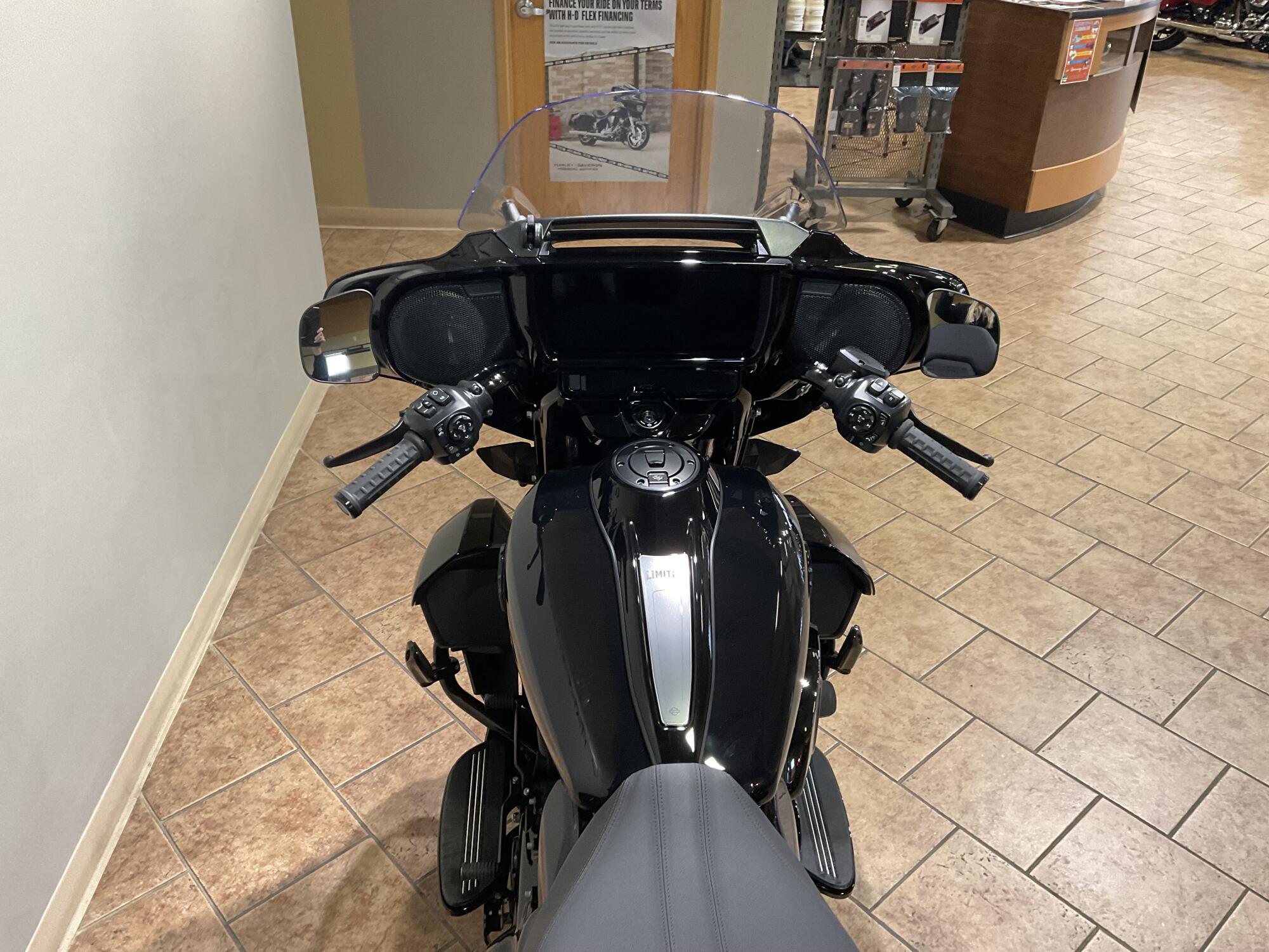 2026 Harley-Davidson® FLHLT Street Glide 3 Limited Vivid Black Black Trim, photo 7
