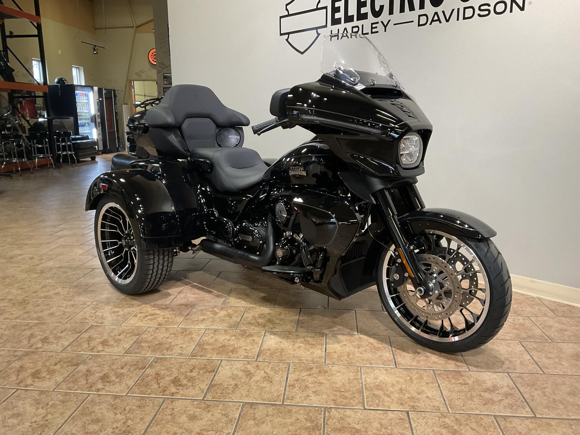 2026 Harley-Davidson® FLHLT Street Glide 3 Limited Vivid Black Black Trim, photo 4