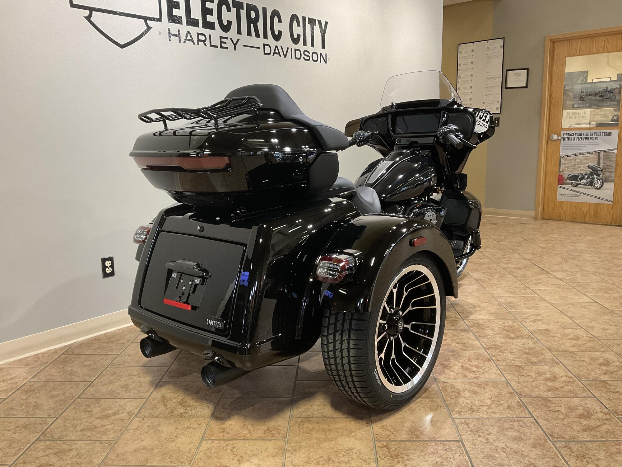 2026 Harley-Davidson® FLHLT Street Glide 3 Limited Vivid Black Black Trim, photo 5