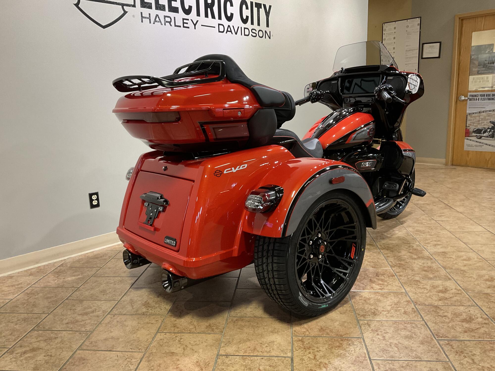 2026 Harley-Davidson® FLHLTSE CVO Street Glide 3 Limited Citrus Heat CVO Tri-Tone, photo 5