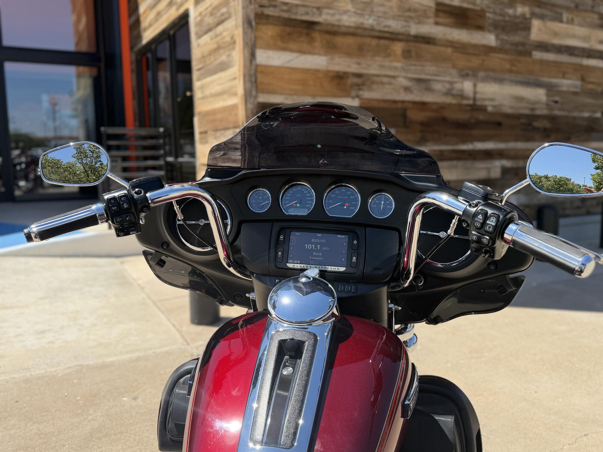 2016 Harley-Davidson® Tri Glide® Ultra Two-Tone Mysterious Red Sunglo/Velocity Red Sunglo, photo 10