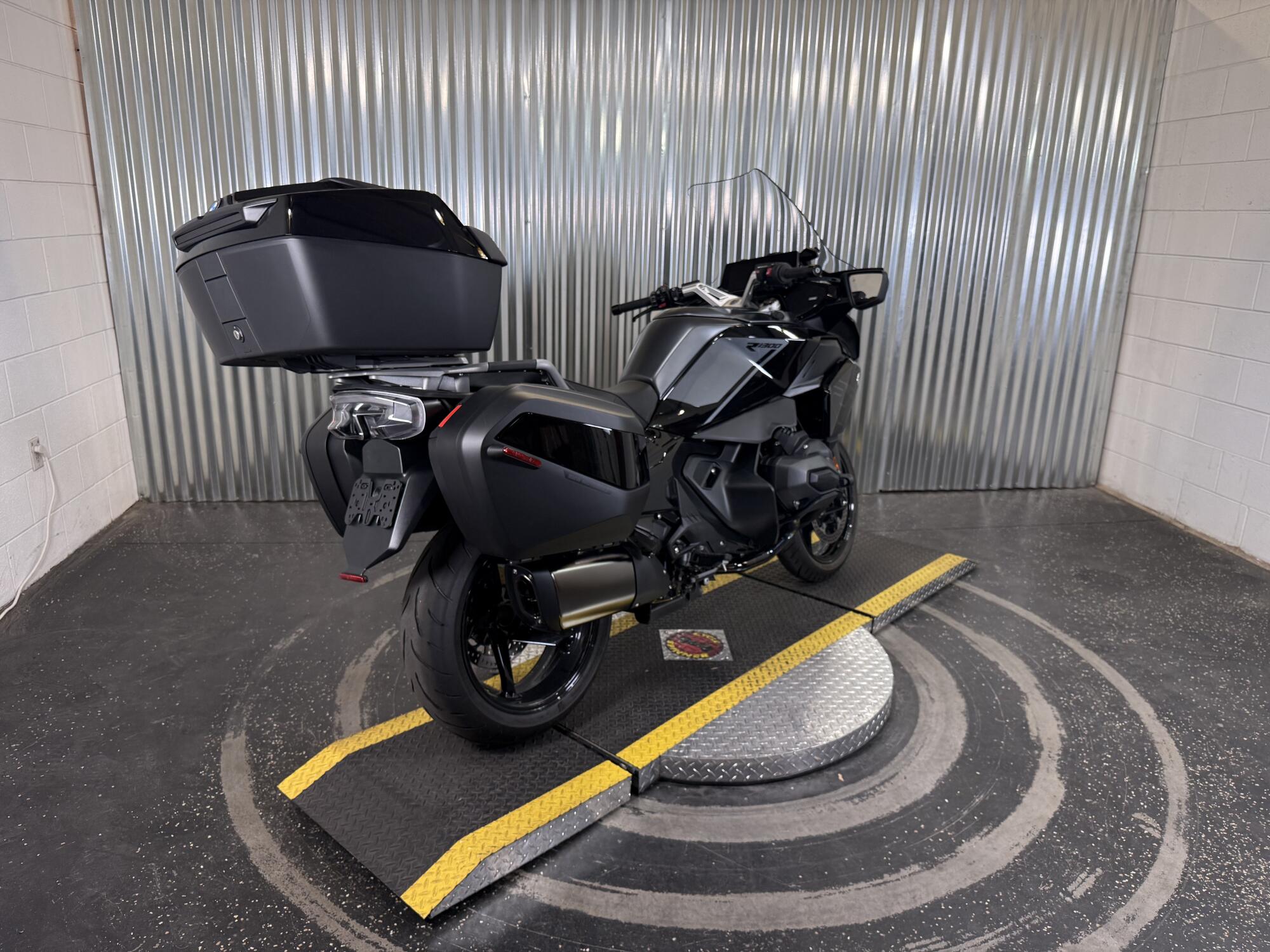 2026 BMW Motorrad R 1300 RT Blackstorm Metallic, photo 4
