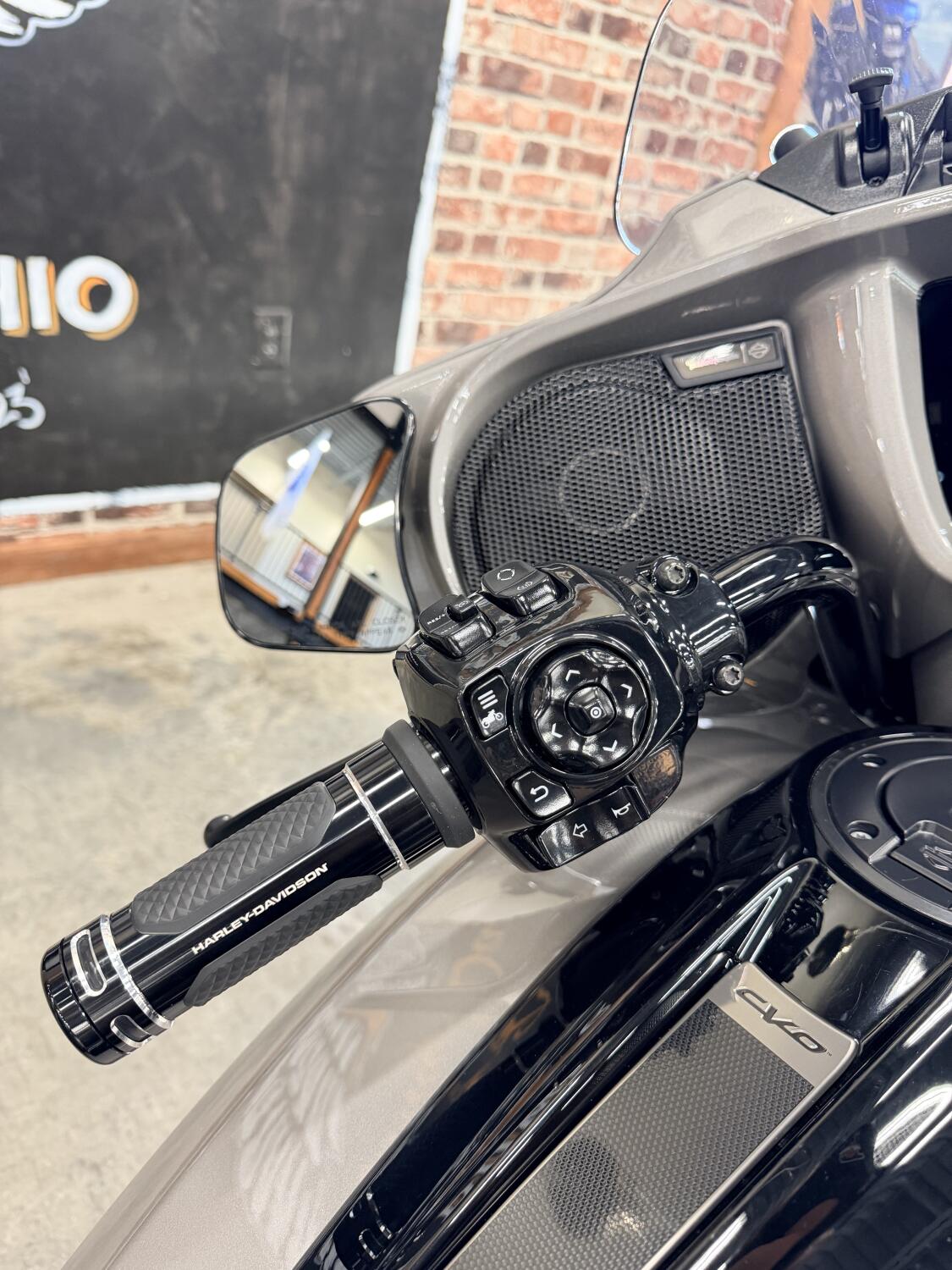 2023 Harley-Davidson® CVO™ Street Glide® FLHXSE, photo 5