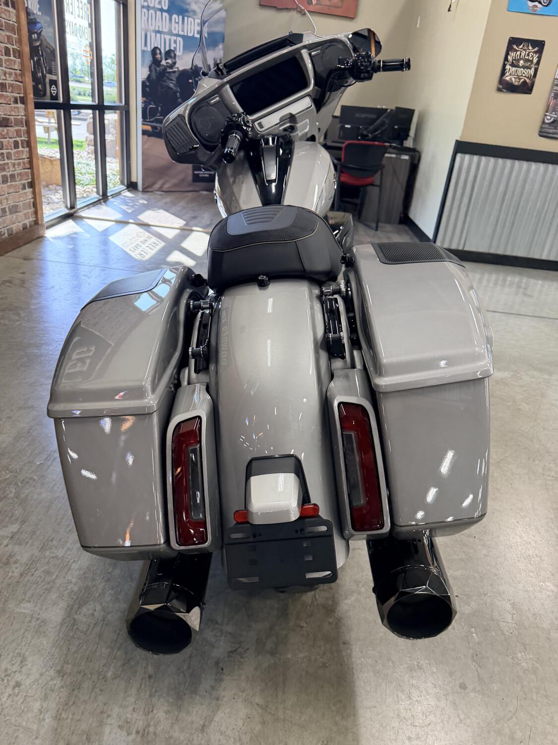2023 Harley-Davidson® CVO™ Street Glide® FLHXSE, photo 9