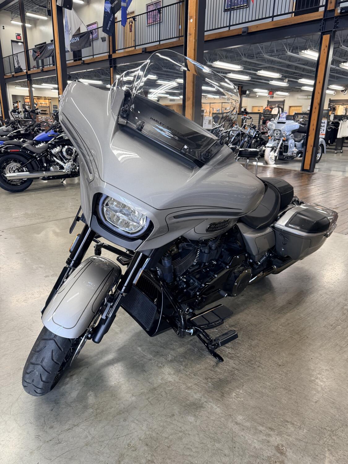 2023 Harley-Davidson® CVO™ Street Glide® FLHXSE, photo 12