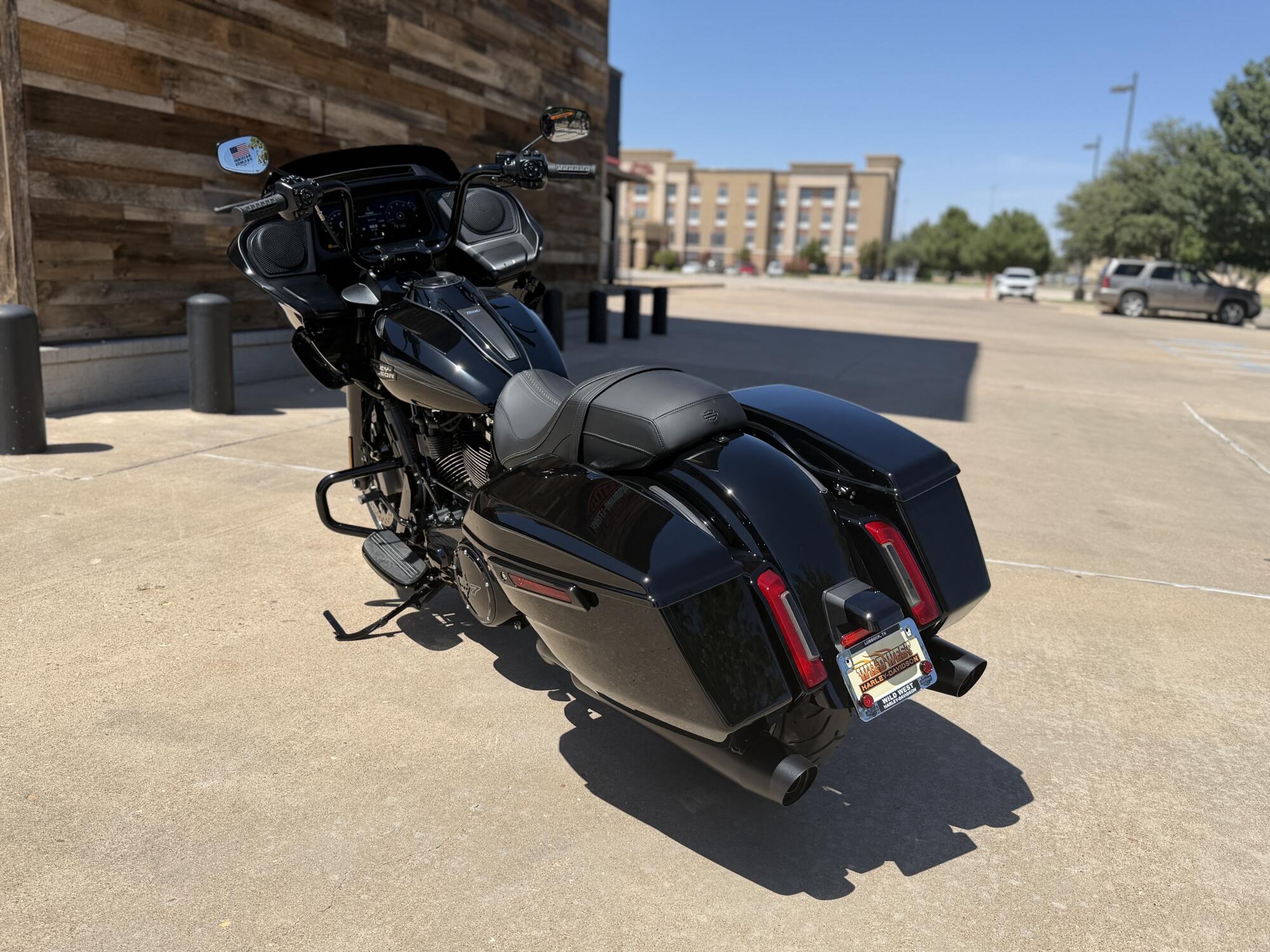 2026 Harley-Davidson® Road Glide® Vivid Black Black Trim, photo 6