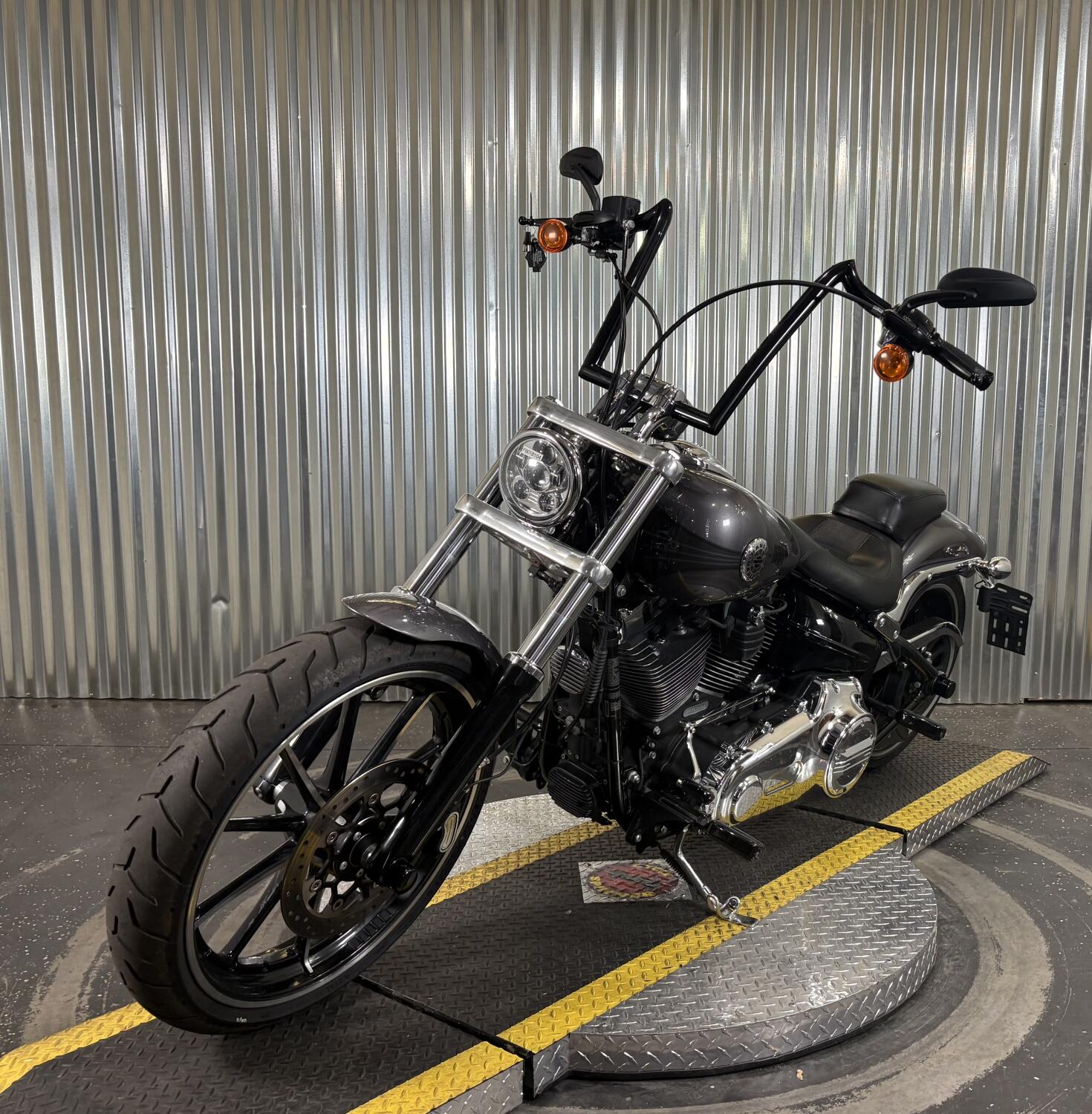2015 Harley-Davidson® Breakout® Charcoal Pearl, photo 3