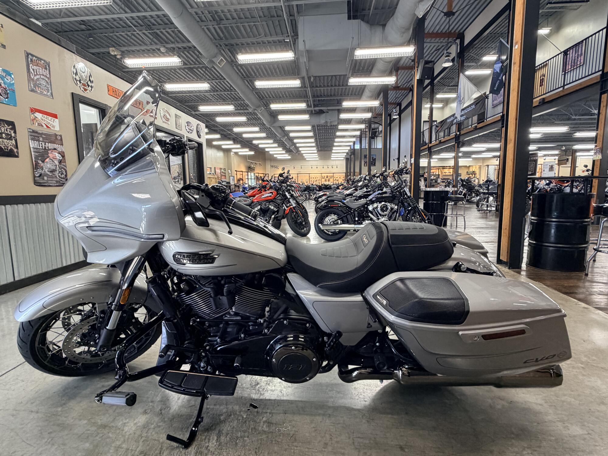2023 Harley-Davidson® CVO™ Street Glide® FLHXSE, photo 11