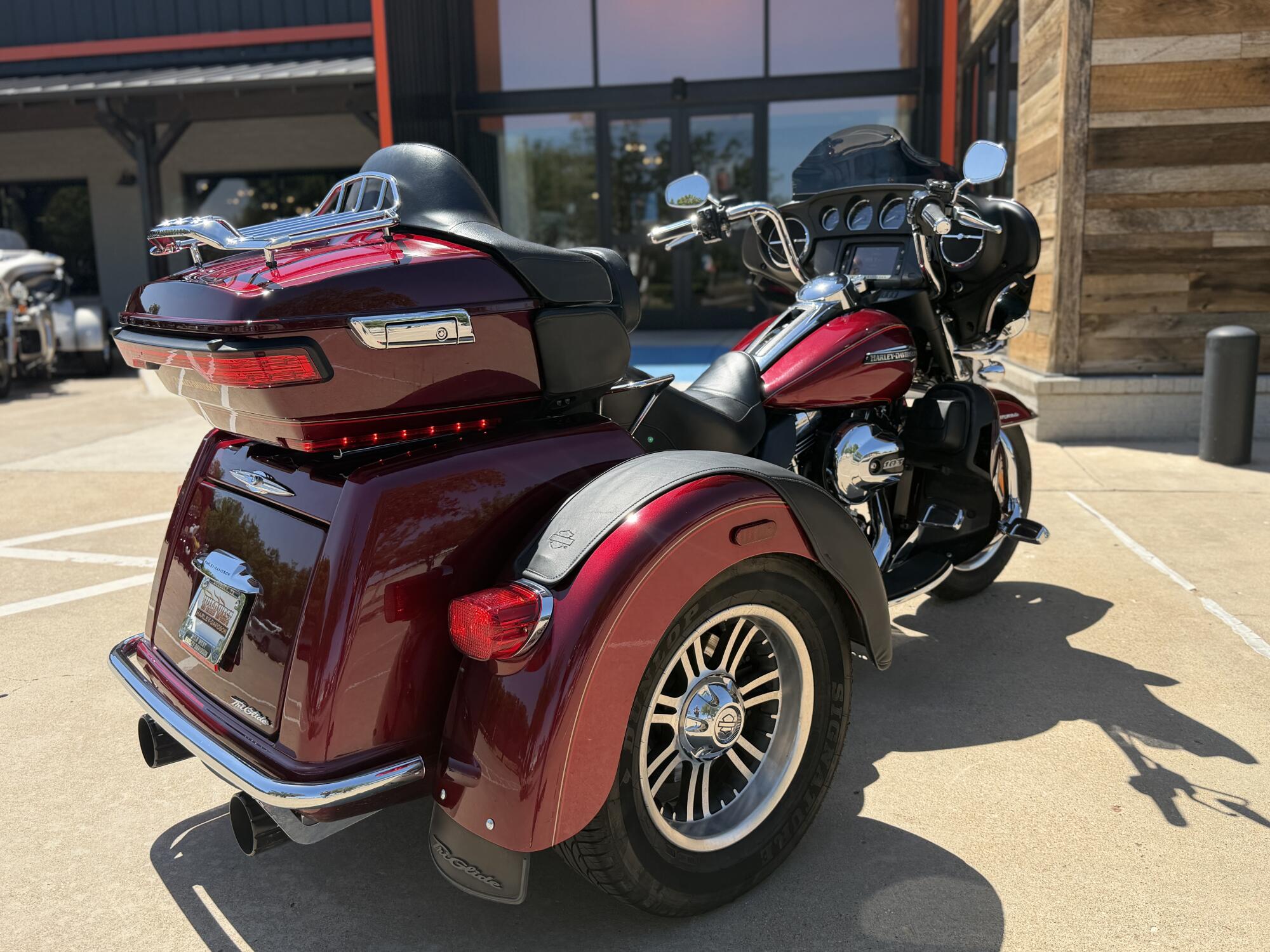 2016 Harley-Davidson® Tri Glide® Ultra Two-Tone Mysterious Red Sunglo/Velocity Red Sunglo, photo 8
