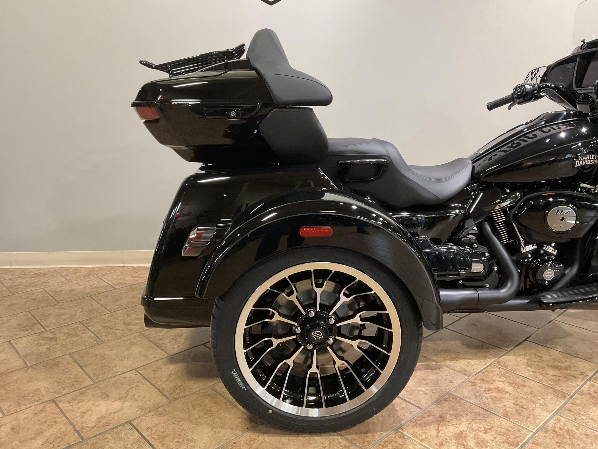 2026 Harley-Davidson® FLHLT Street Glide 3 Limited Vivid Black Black Trim, photo 6