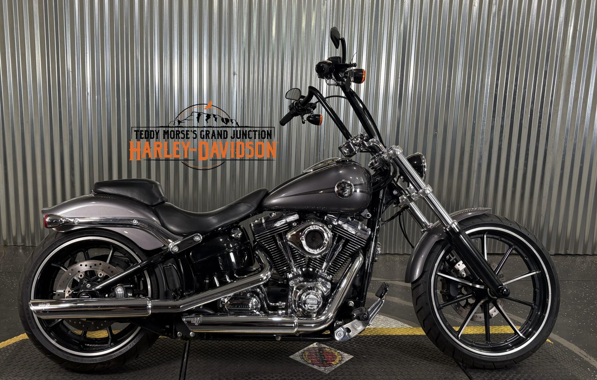2015 Harley-Davidson® Breakout® Charcoal Pearl