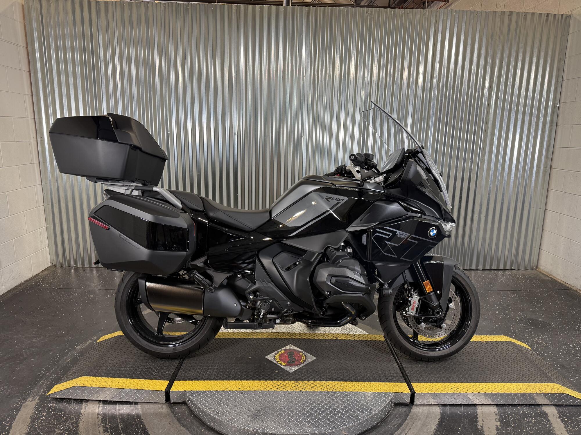 2026 BMW Motorrad R 1300 RT Blackstorm Metallic, photo 3