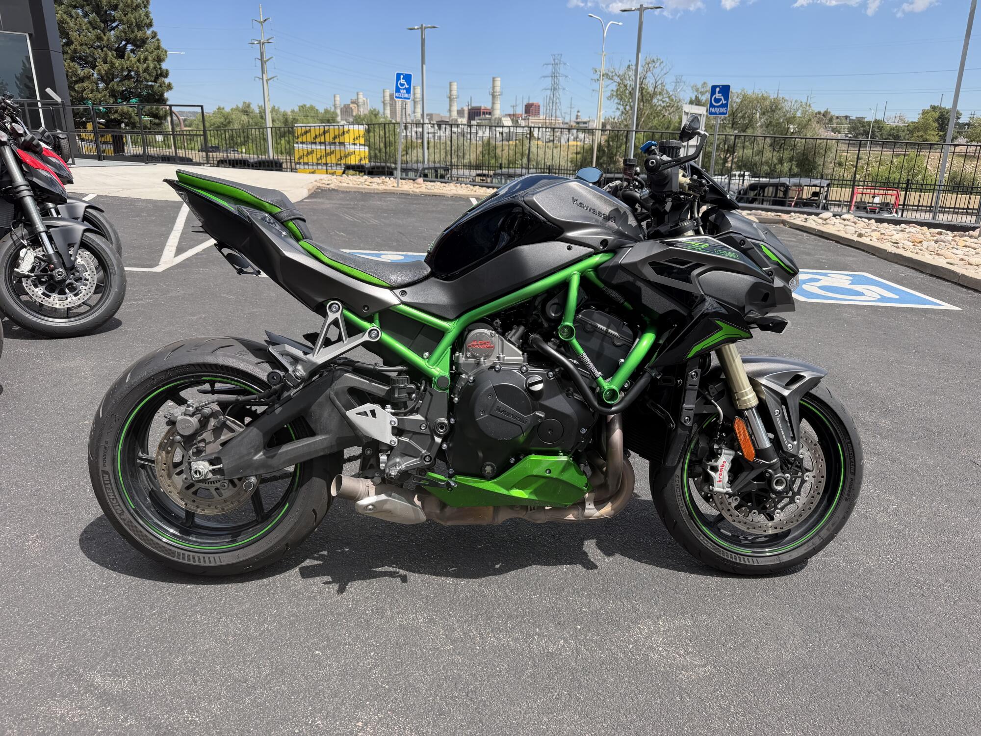 2025 Kawasaki Z H2™ SE ABS Metallic Matte Graphensteel Gray, photo 4