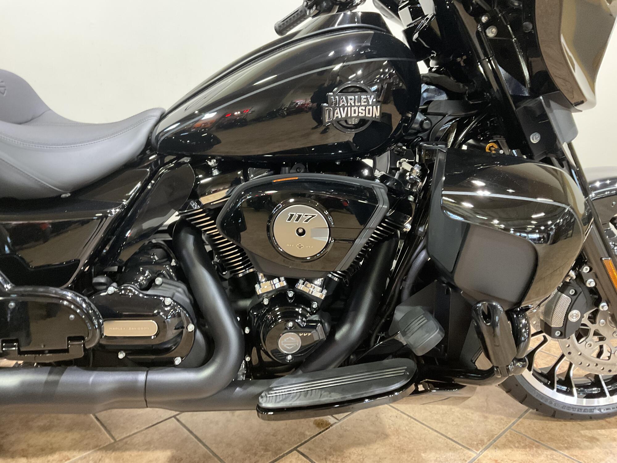 2026 Harley-Davidson® FLHLT Street Glide 3 Limited Vivid Black Black Trim, photo 2