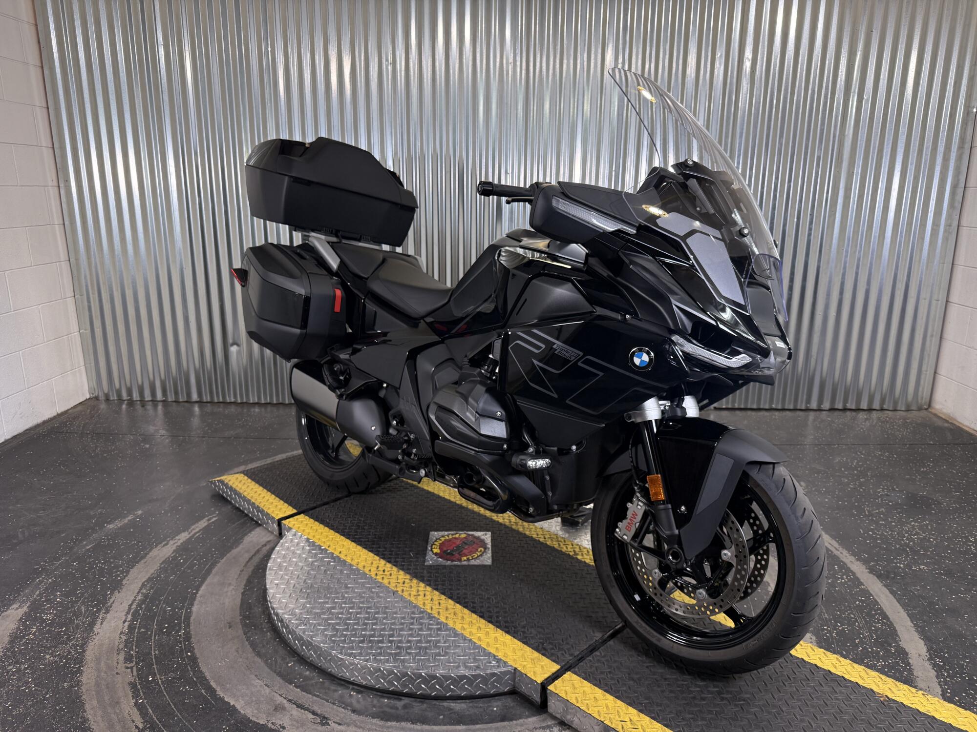 2026 BMW Motorrad R 1300 RT Blackstorm Metallic, photo 2