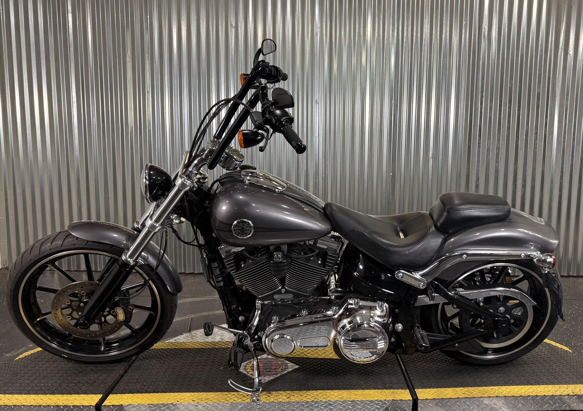 2015 Harley-Davidson® Breakout® Charcoal Pearl, photo 4