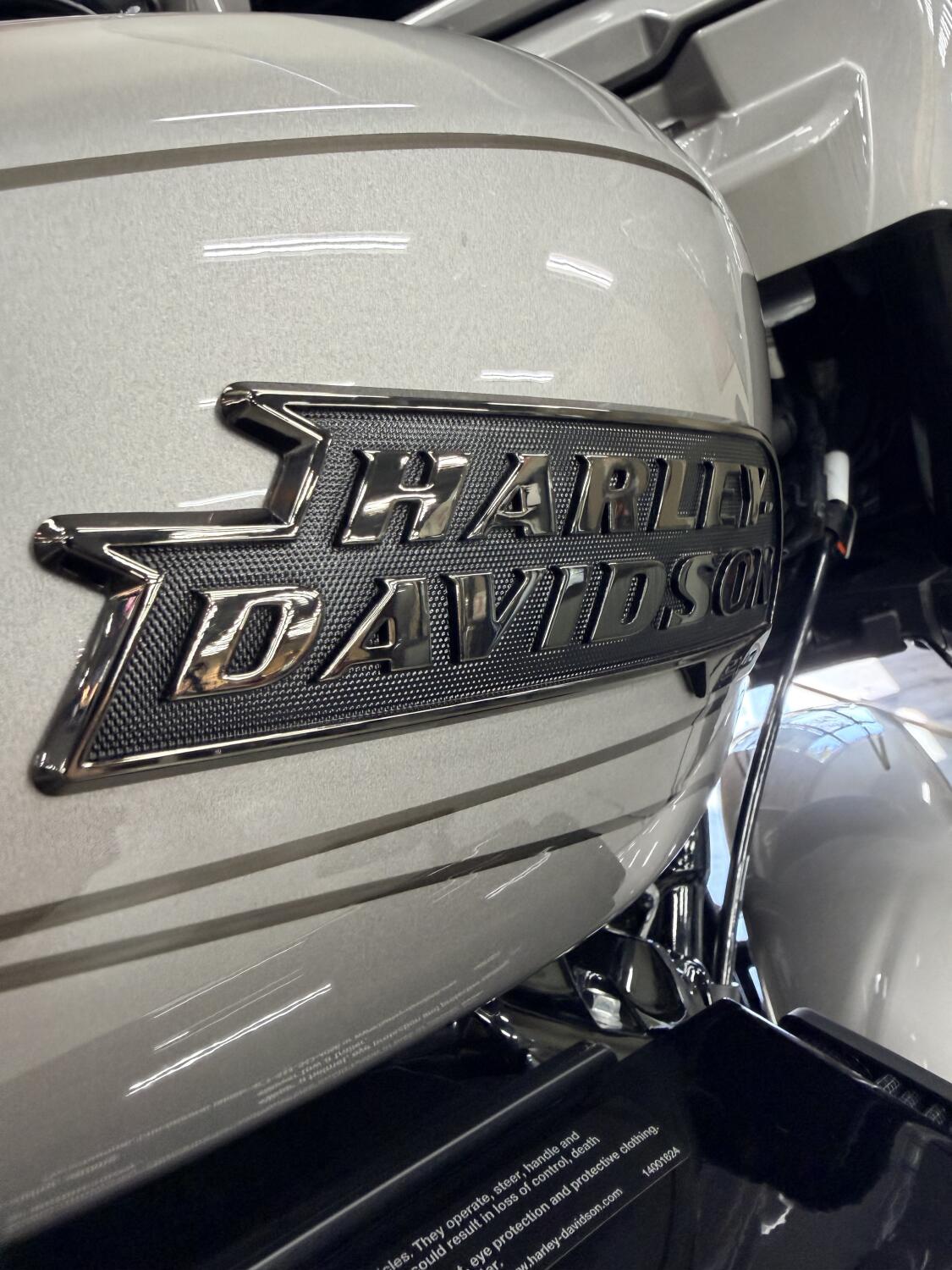 2023 Harley-Davidson® CVO™ Street Glide® FLHXSE, photo 3