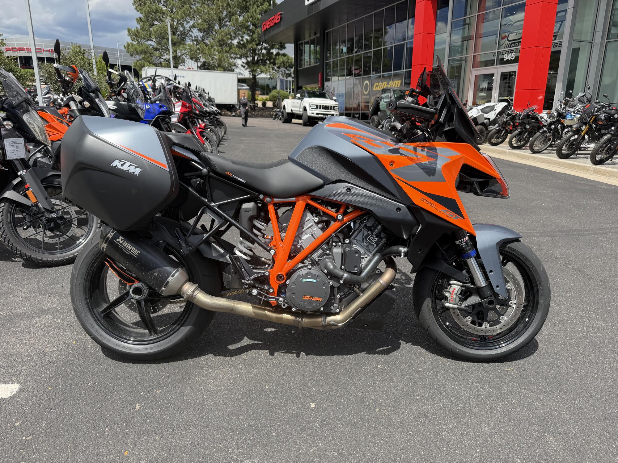 2023 KTM 1290 Super Duke GT Black / Orange, photo 4