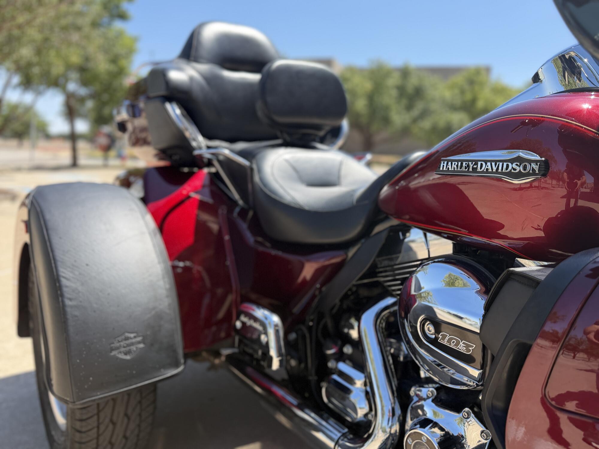 2016 Harley-Davidson® Tri Glide® Ultra Two-Tone Mysterious Red Sunglo/Velocity Red Sunglo, photo 9