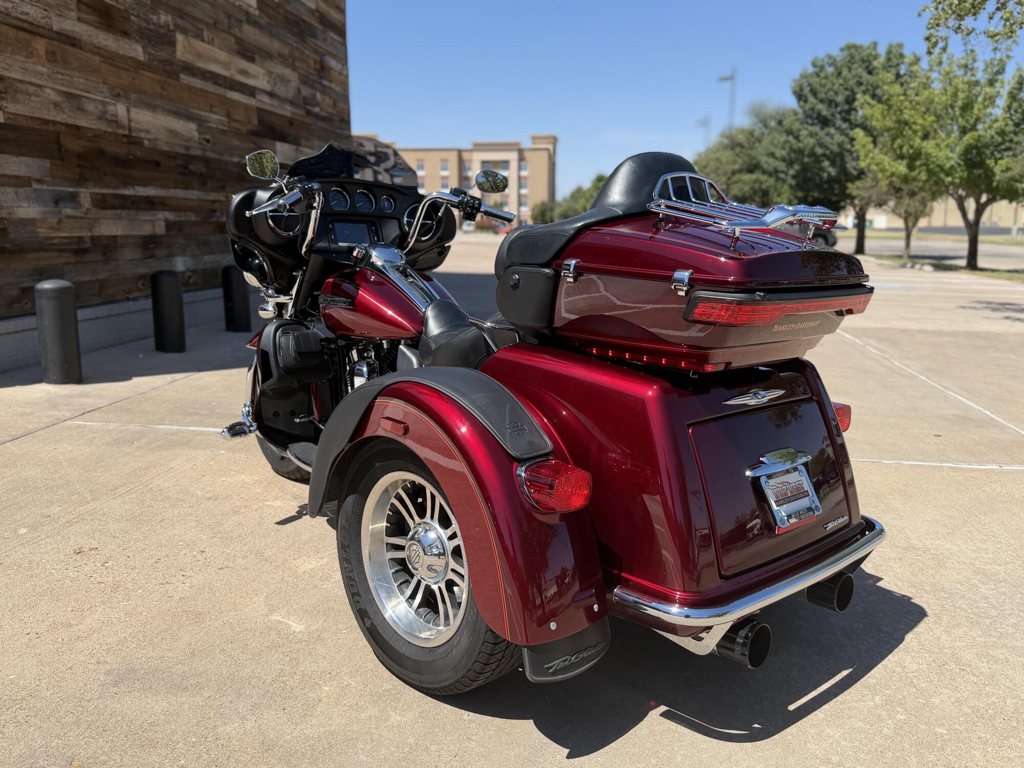 2016 Harley-Davidson® Tri Glide® Ultra Two-Tone Mysterious Red Sunglo/Velocity Red Sunglo, photo 6