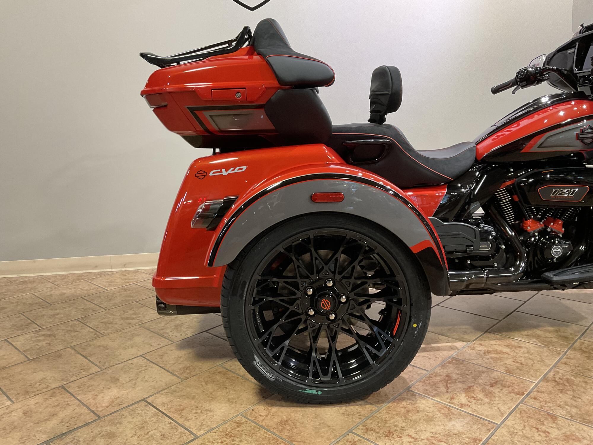 2026 Harley-Davidson® FLHLTSE CVO Street Glide 3 Limited Citrus Heat CVO Tri-Tone, photo 6