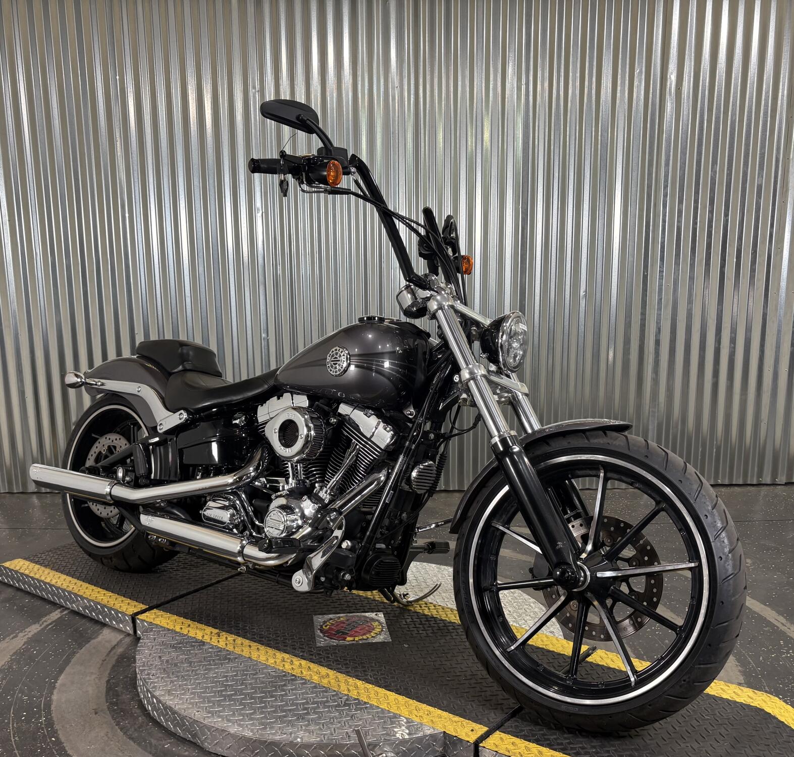 2015 Harley-Davidson® Breakout® Charcoal Pearl, photo 2
