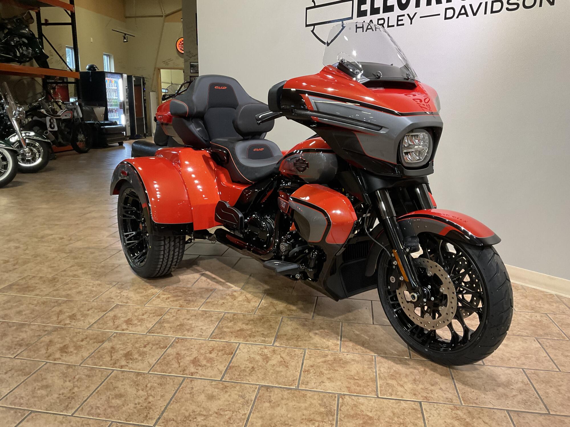 2026 Harley-Davidson® FLHLTSE CVO Street Glide 3 Limited Citrus Heat CVO Tri-Tone, photo 4