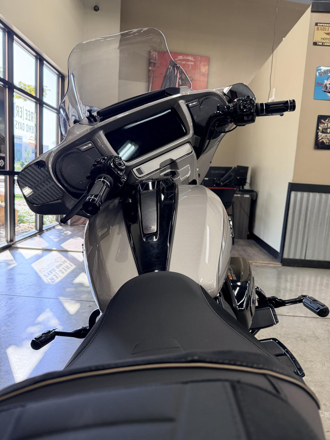2023 Harley-Davidson® CVO™ Street Glide® FLHXSE, photo 4