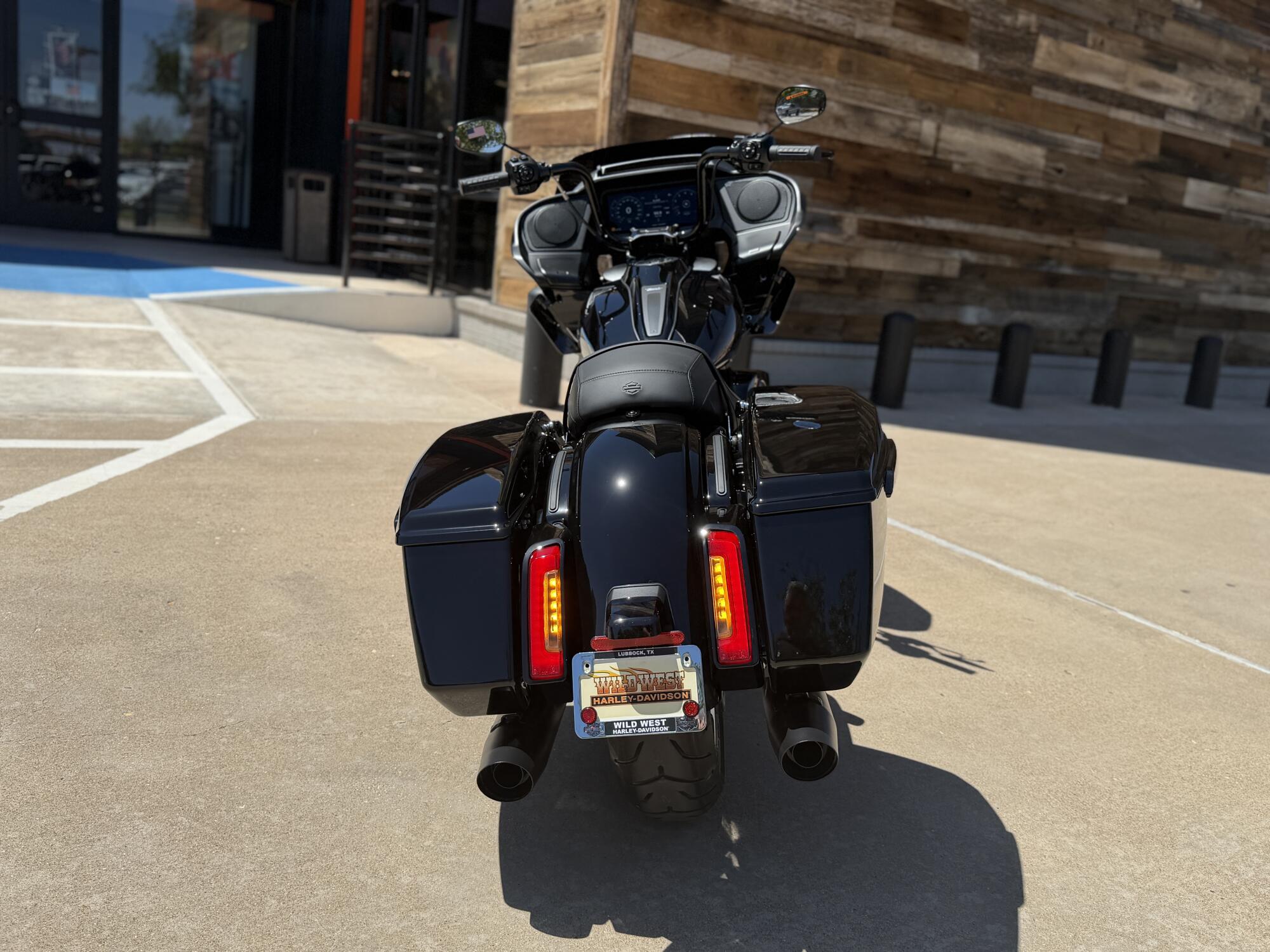 2026 Harley-Davidson® Road Glide® Vivid Black Black Trim, photo 7