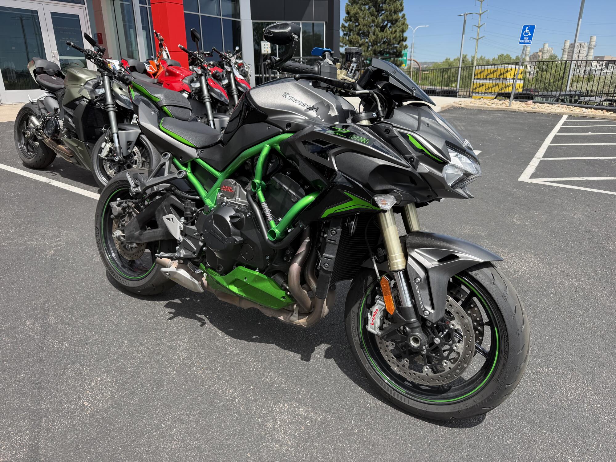 2025 Kawasaki Z H2™ SE ABS Metallic Matte Graphensteel Gray, photo 3