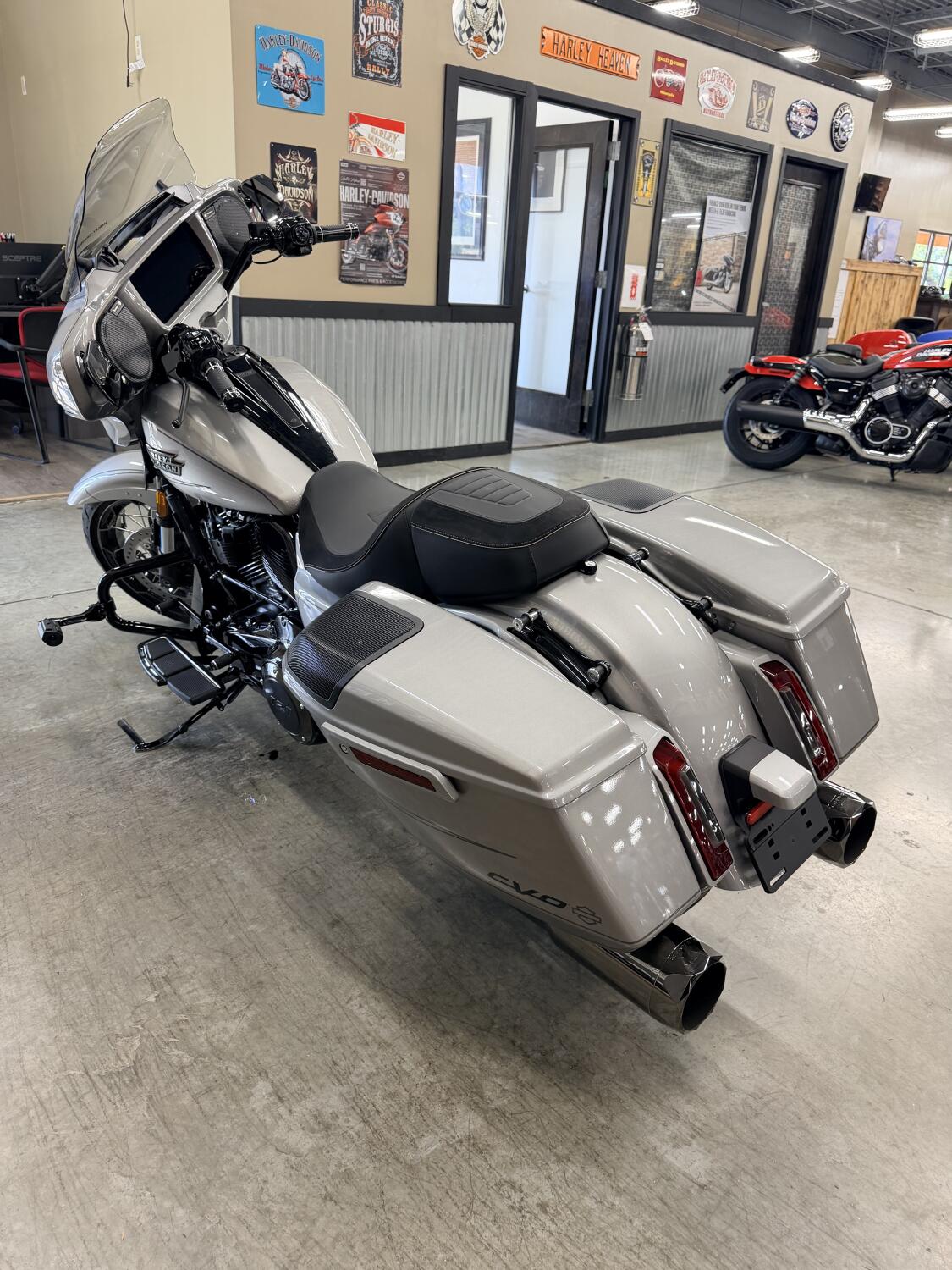 2023 Harley-Davidson® CVO™ Street Glide® FLHXSE, photo 10