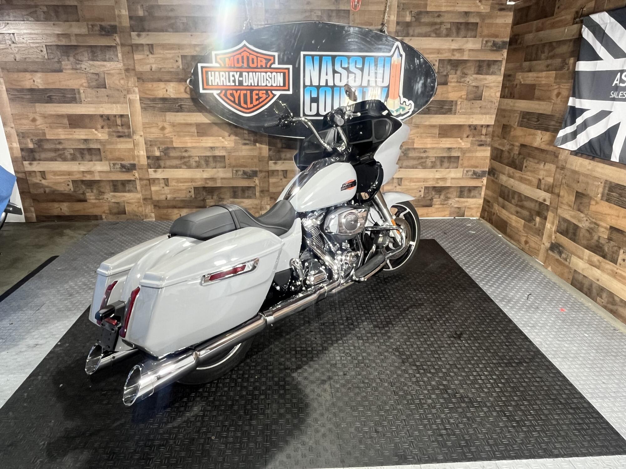 2024 Harley-Davidson® Road Glide™ Billiard Gray, photo 8