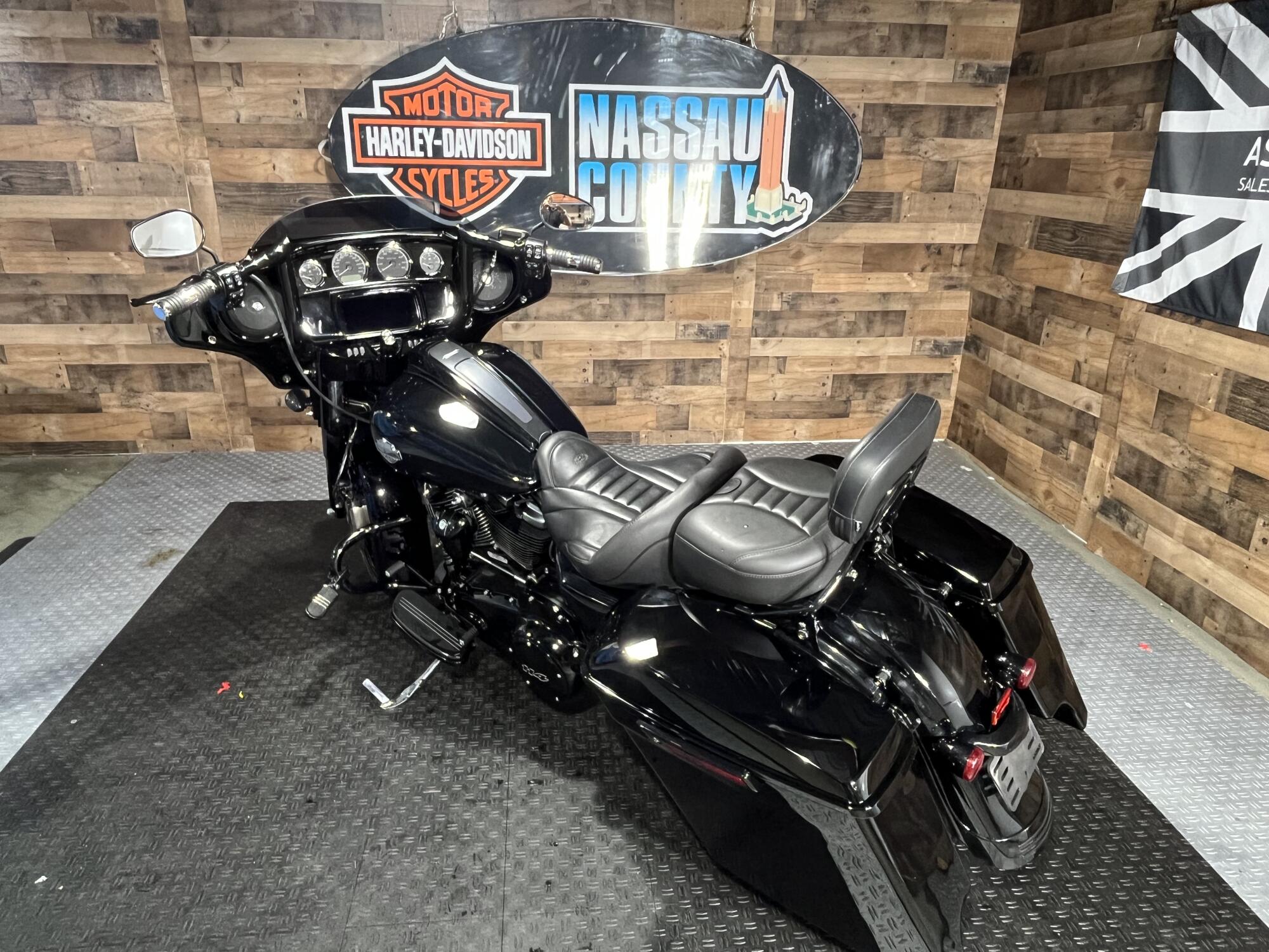 2021 Harley-Davidson® Street Glide® Special Vivid Black - Black Finish, photo 6