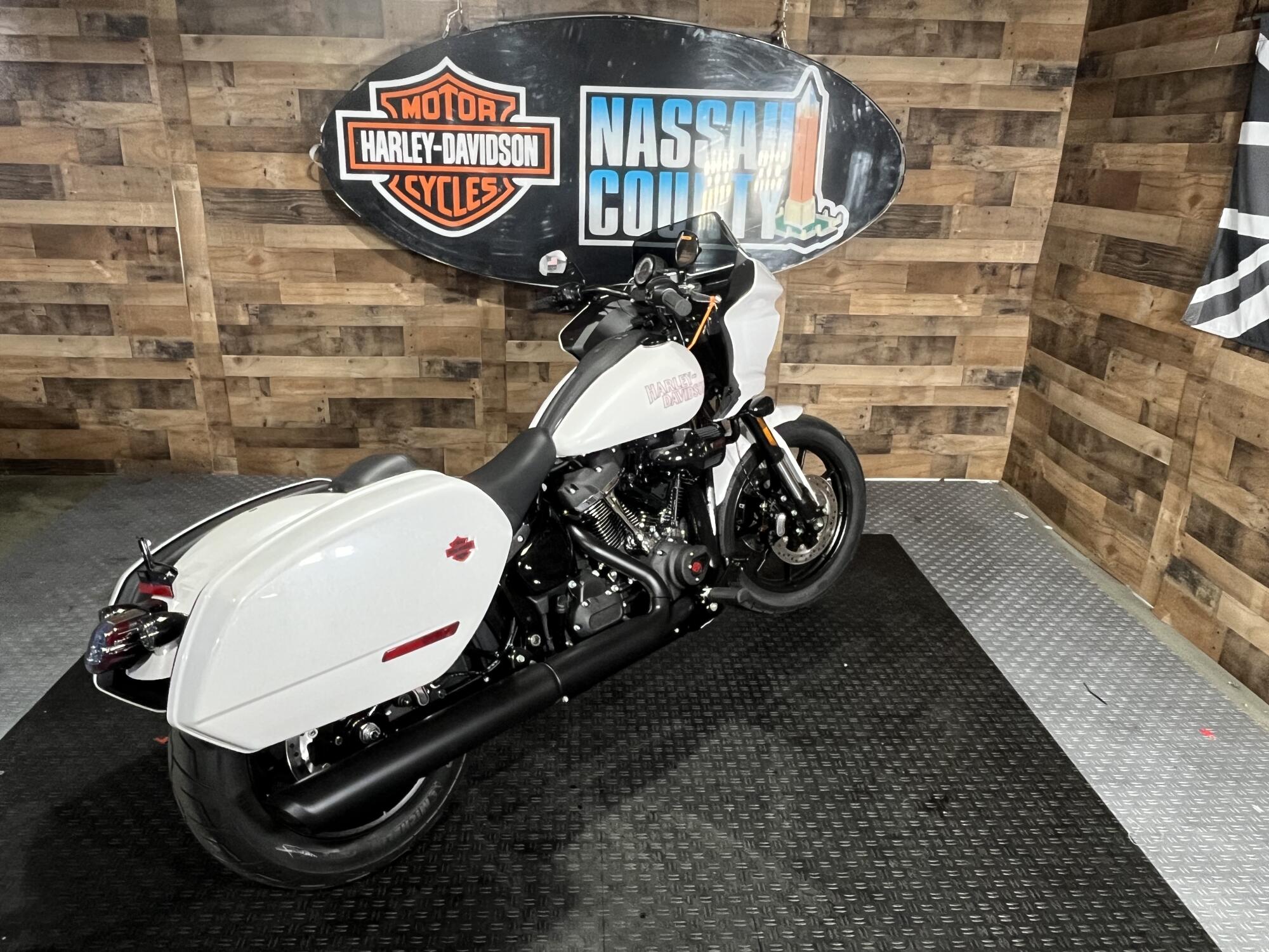 2026 Harley-Davidson® Low Rider® ST White Onyx Pearl Black Trim, photo 7